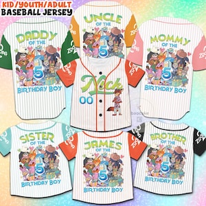 K&ouml;nnte beinhalten: Baseball-Trikots mit verschiedenen Designs, darunter die Themen "Daddy", "Uncle", "Mommy", "Sister", "James" und "Brother". Jedes Trikot hat eine Cartoon-Grafik, den Text "Birthday Boy" und die Zahl "5".