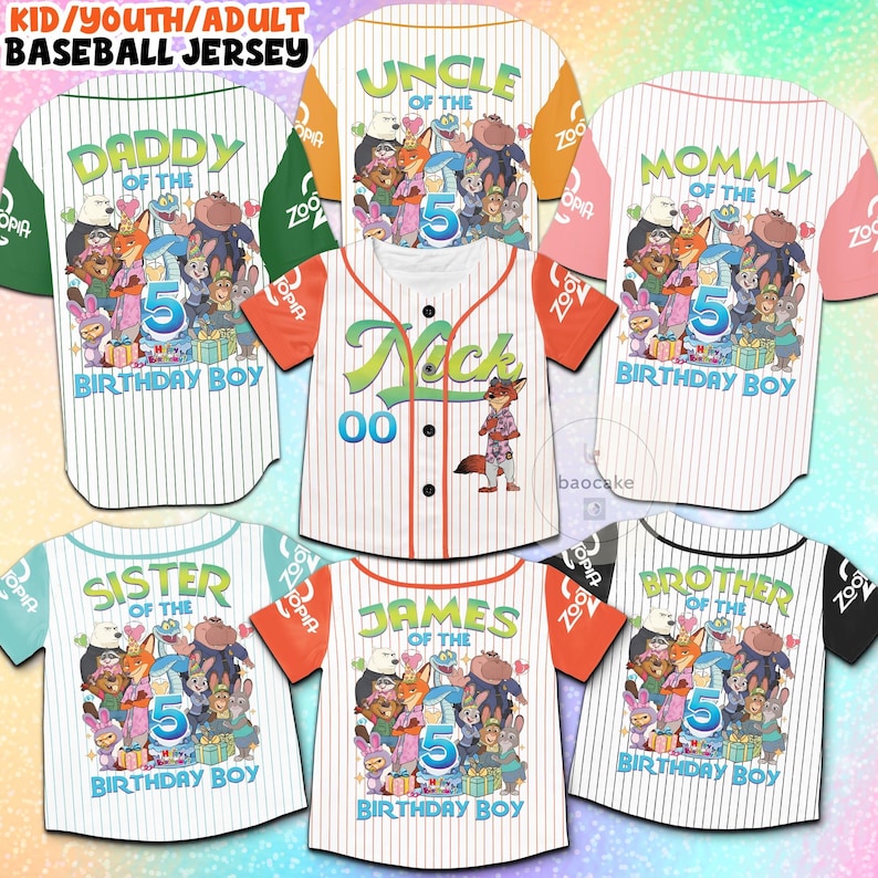 K&ouml;nnte beinhalten: Baseball-Trikots mit verschiedenen Designs, darunter die Themen "Daddy", "Uncle", "Mommy", "Sister", "James" und "Brother". Jedes Trikot hat eine Cartoon-Grafik, den Text "Birthday Boy" und die Zahl "5".