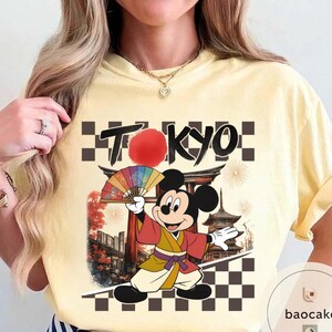 Camiseta de Mickey y sus amigos para el viaje a Disneyland Tokio 2026 con todos los personajes, camiseta personalizada para vacaciones familiares en Disney, camiseta estilo kimono de Mickey Japón imagen 10