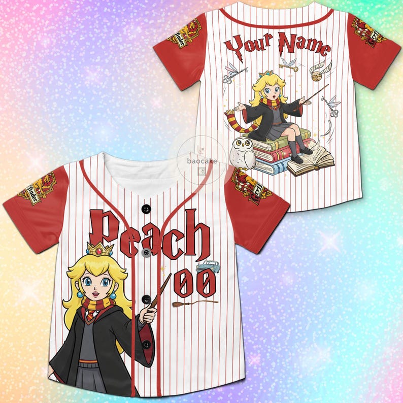Puede incluir: Camiseta de b&eacute;isbol blanca y roja con una ilustraci&oacute;n de dibujos animados de la Princesa Peach con un atuendo inspirado en Hogwarts. La camiseta presenta el nombre "Peach" y el n&uacute;mero "00" en la parte delantera y "Your Name" en la parte trasera.