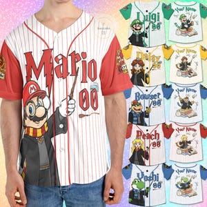 Puede incluir: Camiseta de b&eacute;isbol blanca y roja con un dise&ntilde;o de dibujos animados de Mario, sosteniendo una varita y el n&uacute;mero "00". La camiseta tiene mangas rojas y rayas finas. Tambi&eacute;n se muestran camisetas adicionales con otros personajes.
