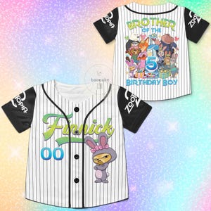K&ouml;nnte beinhalten: Zwei wei&szlig;e Baseball-Trikots mit schwarzen &Auml;rmeln. Ein Trikot hat den Text "Brother of the 5th Birthday Boy" und Zootopia-Charaktere. Das andere Trikot hat den Text "Finnick 00" und einen Cartoon-Hasen.