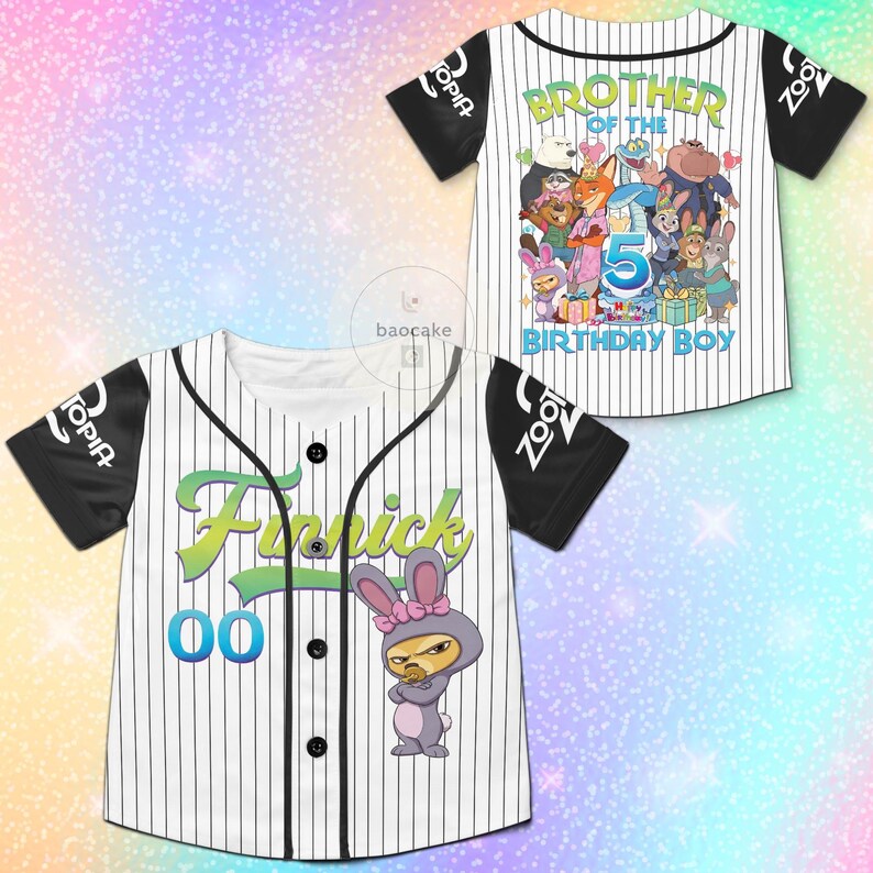 K&ouml;nnte beinhalten: Zwei wei&szlig;e Baseball-Trikots mit schwarzen &Auml;rmeln. Ein Trikot hat den Text "Brother of the 5th Birthday Boy" und Zootopia-Charaktere. Das andere Trikot hat den Text "Finnick 00" und einen Cartoon-Hasen.