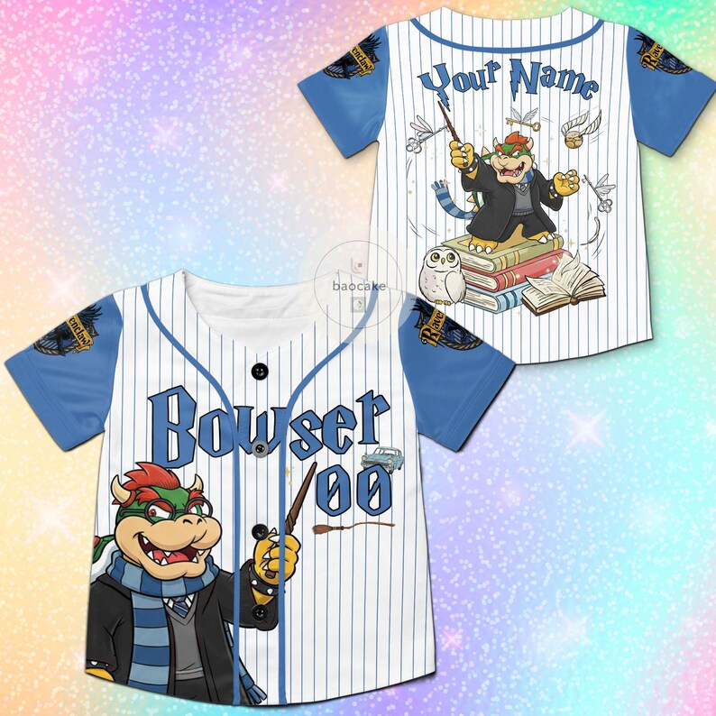 Puede incluir: Camiseta de b&eacute;isbol blanca con mangas azules y rayas finas. Presenta un personaje de dibujos animados de Bowser con una varita, el nombre "Bowser" y el n&uacute;mero "00". La parte trasera tiene un dise&ntilde;o similar con el texto "Your Name".