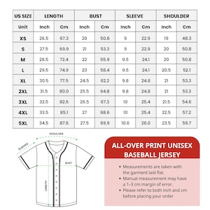K&ouml;nnte beinhalten: Gr&ouml;&szlig;entabelle f&uuml;r ein Unisex-Baseballtrikot mit Allover-Print. Ma&szlig;e in Zoll und Zentimetern f&uuml;r L&auml;nge, Brust, &Auml;rmel und Schulter sind angegeben. Gr&ouml;&szlig;en von XS bis 5XL. Enth&auml;lt eine Diagramm des Trikots.