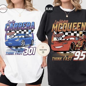 Puede incluir: Camisetas blancas y negras con personajes de la pel&iacute;cula Cars. La camiseta blanca muestra a Sally Carrera con el texto "Sally Carrera" y "Think Fast 301". La camiseta negra muestra a Rayo McQueen con "Lightning McQueen" y "Think Fast 95".