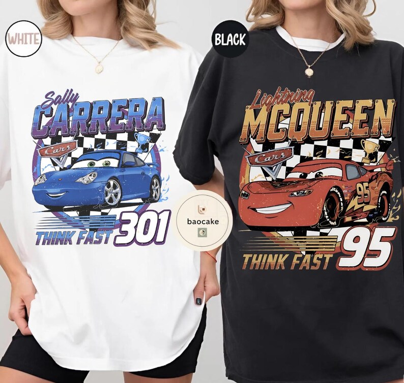 Puede incluir: Camisetas blancas y negras con personajes de la pel&iacute;cula Cars. La camiseta blanca muestra a Sally Carrera con el texto "Sally Carrera" y "Think Fast 301". La camiseta negra muestra a Rayo McQueen con "Lightning McQueen" y "Think Fast 95".