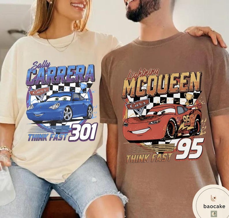 Puede incluir: Dos camisetas con personajes de la pel&iacute;cula Cars. Una es beige con un coche azul y el texto "Sally Carrera 301 THINK FAST". La otra es marr&oacute;n con un coche rojo y el texto "Lightning McQueen 95 THINK FAST".