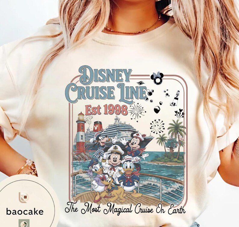 Puede incluir: Camiseta color crema con un gr&aacute;fico de Disney Cruise Line. El dise&ntilde;o incluye a Mickey Mouse, Minnie Mouse, Donald Duck y otros personajes en un crucero. El texto dice "Disney Cruise Line Est 1998" y "The Most Magical Cruise On Earth."