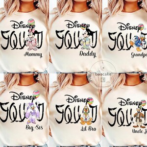 Puede incluir: Sudaderas Disney Squad color crema con letras negras y gr&aacute;ficos de personajes. Cada camiseta presenta un personaje diferente: Minnie Mouse, Mickey Mouse, Pato Donald, Daisy Duck, Pluto y Goofy. El texto en las camisetas incluye "Mommy", "Daddy", "Grandpa", "Big Sis", "Lil Bro" y "Uncle Jo".