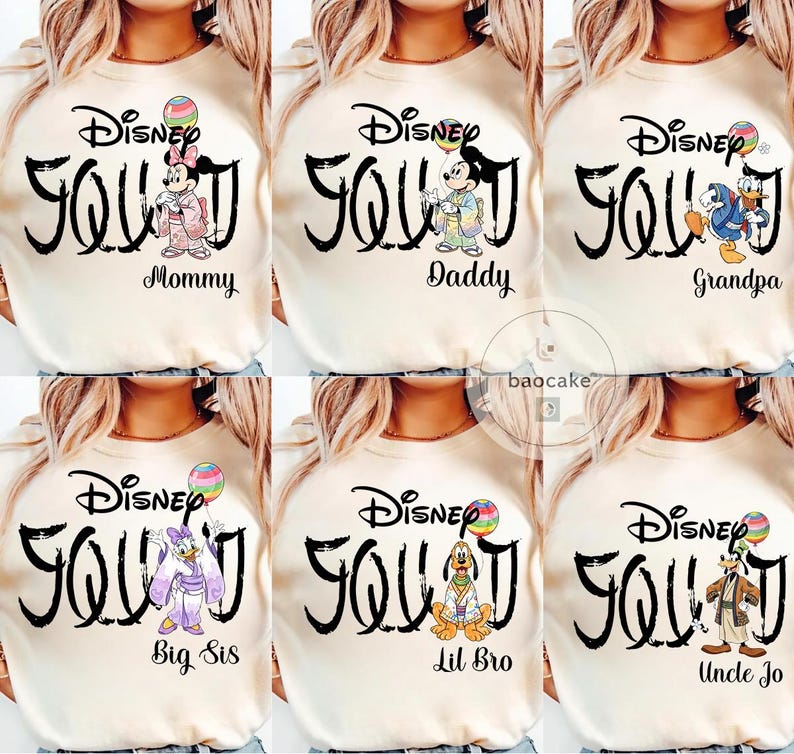 Puede incluir: Sudaderas Disney Squad color crema con letras negras y gr&aacute;ficos de personajes. Cada camiseta presenta un personaje diferente: Minnie Mouse, Mickey Mouse, Pato Donald, Daisy Duck, Pluto y Goofy. El texto en las camisetas incluye "Mommy", "Daddy", "Grandpa", "Big Sis", "Lil Bro" y "Uncle Jo".