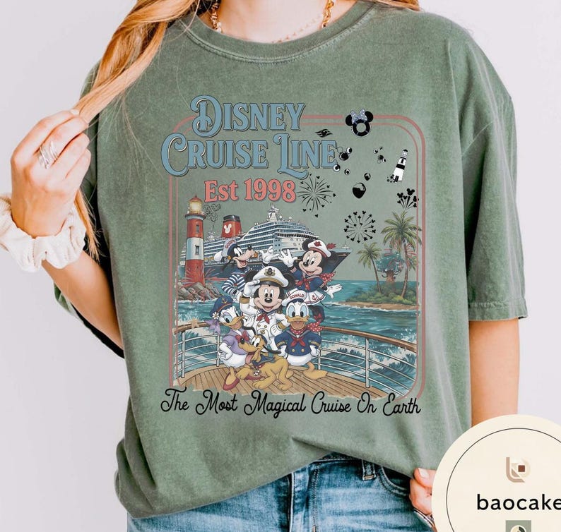 Puede incluir: Camiseta verde con un dise&ntilde;o de Disney Cruise Line. El gr&aacute;fico incluye un crucero, un faro y personajes de Disney como Mickey Mouse y Donald Duck. El texto dice "Disney Cruise Line Est 1998" y "The Most Magical Cruise On Earth."