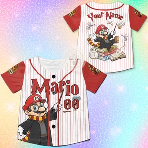 Puede incluir: Camiseta de b&eacute;isbol blanca y roja con un dise&ntilde;o tem&aacute;tico de Mario. La parte delantera presenta "Mario" en una fuente estilo Hogwarts, un Mario de dibujos animados con una varita y el n&uacute;mero "00". La parte trasera tiene "Your Name" y un Mario de dibujos animados con una varita.