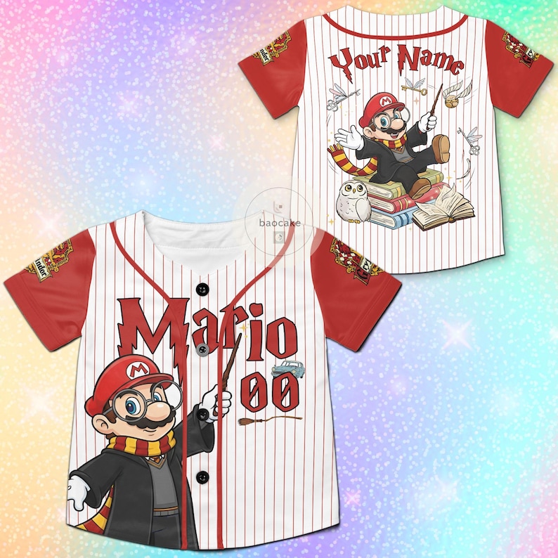 Puede incluir: Camiseta de b&eacute;isbol blanca y roja con un dise&ntilde;o tem&aacute;tico de Mario. La parte delantera presenta "Mario" en una fuente estilo Hogwarts, un Mario de dibujos animados con una varita y el n&uacute;mero "00". La parte trasera tiene "Your Name" y un Mario de dibujos animados con una varita.