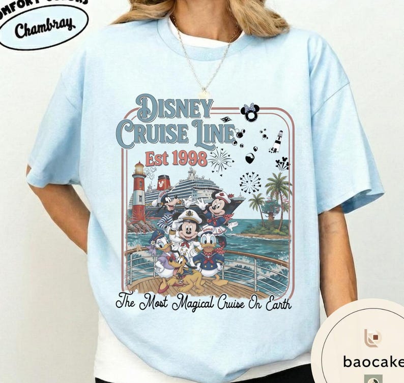 Puede incluir: Camiseta azul claro con un dise&ntilde;o de Disney Cruise Line. El dise&ntilde;o incluye a Mickey Mouse, Minnie Mouse, Donald Duck y otros personajes en un crucero, con el texto "Disney Cruise Line Est 1998" y "The Most Magical Cruise On Earth."