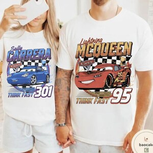 Puede incluir: Camisetas blancas con personajes de la pel&iacute;cula Cars. Una camiseta muestra a Sally Carrera con el texto "301" y "Think Fast". La otra presenta a Rayo McQueen con el n&uacute;mero "95" y la frase "Think Fast".
