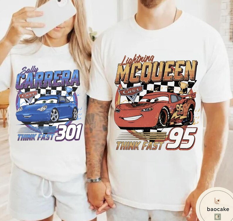Puede incluir: Camisetas blancas con personajes de la pel&iacute;cula Cars. Una camiseta muestra a Sally Carrera con el texto "301" y "Think Fast". La otra presenta a Rayo McQueen con el n&uacute;mero "95" y la frase "Think Fast".