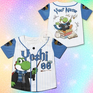 Puede incluir: Camiseta de b&eacute;isbol a rayas blancas y azules con un personaje de dibujos animados de Yoshi vestido de mago. La camiseta tiene mangas azules y el texto "Yoshi 00" en la parte delantera. La parte trasera de la camiseta tiene el texto "Your Name".