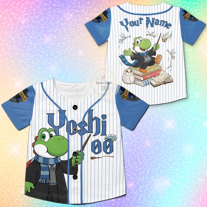 Puede incluir: Camiseta de b&eacute;isbol a rayas blancas y azules con un personaje de dibujos animados de Yoshi vestido de mago. La camiseta tiene mangas azules y el texto "Yoshi 00" en la parte delantera. La parte trasera de la camiseta tiene el texto "Your Name".