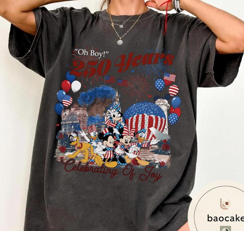 Puede incluir: Camiseta gris oscuro con un gr&aacute;fico colorido que celebra 250 a&ntilde;os. El dise&ntilde;o incluye fuegos artificiales, globos y personajes de Disney. El texto incluye "Oh Boy!" y "Celebrating of Joy."