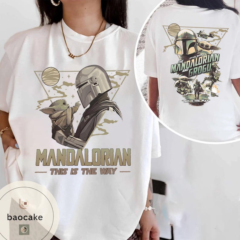 Op de afbeelding: Wit T-shirt met een afbeelding van The Mandalorian en Grogu. Het ontwerp aan de voorkant toont de Mandalorian en Grogu met de tekst "MANDALORIAN - THIS IS THE WAY". Het ontwerp aan de achterkant bevat de tekst "THE MANDALORIAN AND GROGU - THIS IS THE WAY".