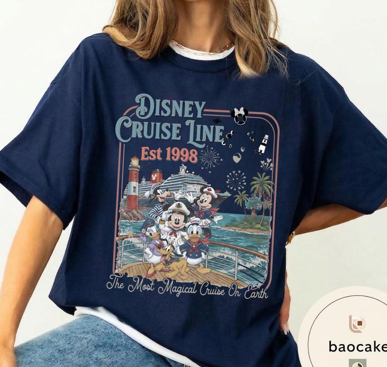 Puede incluir: Camiseta azul marino con un dise&ntilde;o de Disney Cruise Line. El dise&ntilde;o incluye a Mickey Mouse, Minnie Mouse, Donald Duck y Goofy en un crucero. El texto dice "Disney Cruise Line Est 1998" y "The Most Magical Cruise On Earth."