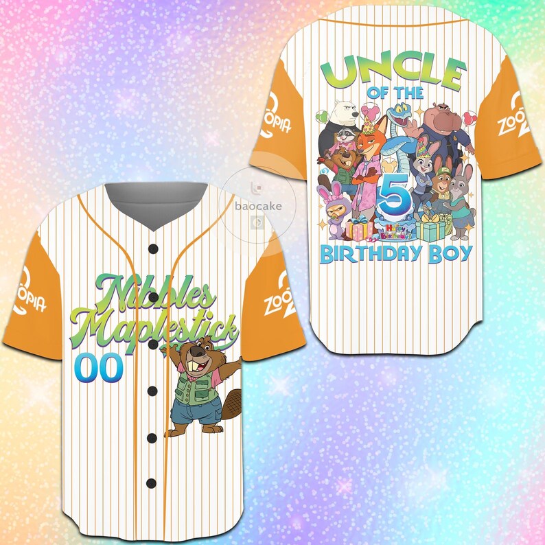 K&ouml;nnte beinhalten: Wei&szlig;-oranges Baseball-Trikot mit vertikalen Streifen. Auf der Vorderseite steht "Nibbles Maplestick" und ein Cartoon-Biber. Auf der R&uuml;ckseite steht "Uncle of the 5 Birthday Boy" mit Cartoon-Figuren. &Auml;rmel mit "Zootopia" und "OPIA" Logos.