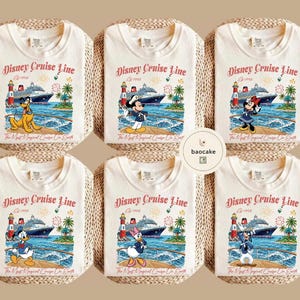 K&ouml;nnte beinhalten: Cremefarbene T-Shirts mit Disney Cruise Line-Grafiken. Jedes Shirt zeigt einen anderen Disney-Charakter, darunter Pluto, Mickey, Minnie, Donald, Daisy und Goofy, mit einem Kreuzfahrtschiff und Leuchtturm-Design. Der Text lautet "Disney Cruise Line" und "The Most Magical Cruise On Earth."