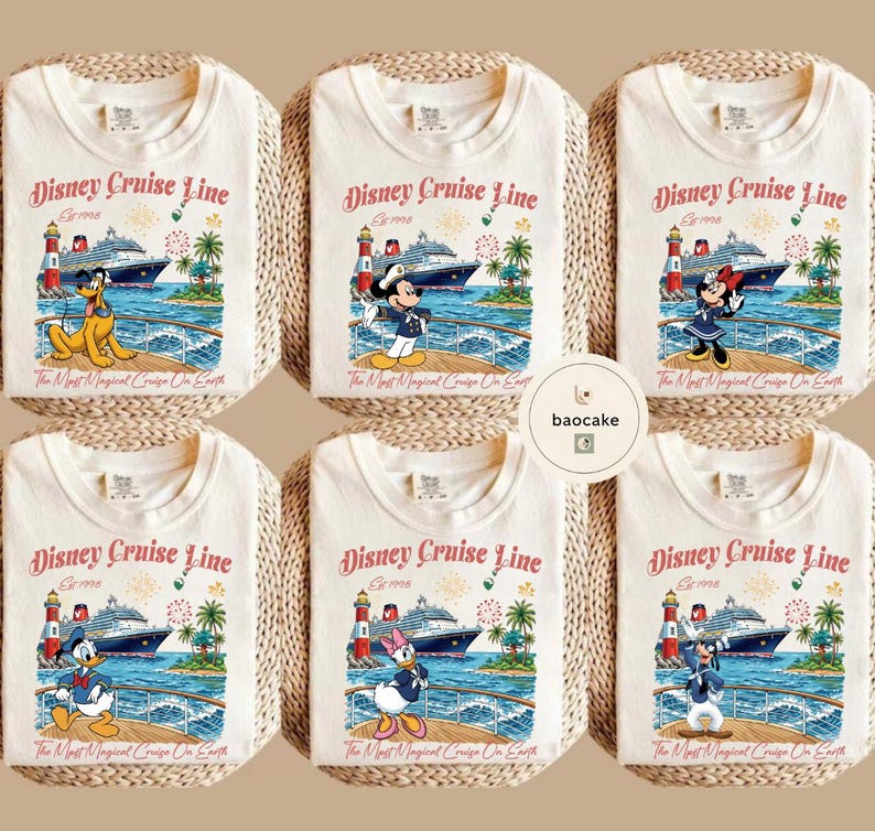 K&ouml;nnte beinhalten: Cremefarbene T-Shirts mit Disney Cruise Line-Grafiken. Jedes Shirt zeigt einen anderen Disney-Charakter, darunter Pluto, Mickey, Minnie, Donald, Daisy und Goofy, mit einem Kreuzfahrtschiff und Leuchtturm-Design. Der Text lautet "Disney Cruise Line" und "The Most Magical Cruise On Earth."