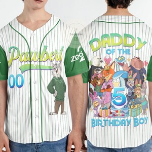 K&ouml;nnte beinhalten: Wei&szlig;es Baseball-Trikot mit gr&uuml;nen Nadelstreifen und &Auml;rmeln. Auf der Vorderseite steht der Name "Daubert" in Gr&uuml;n und Gelb, die Nummer "00" und eine Cartoonfigur. Auf der R&uuml;ckseite steht "Daddy of the 5 Birthday Boy" mit Cartoonfiguren.