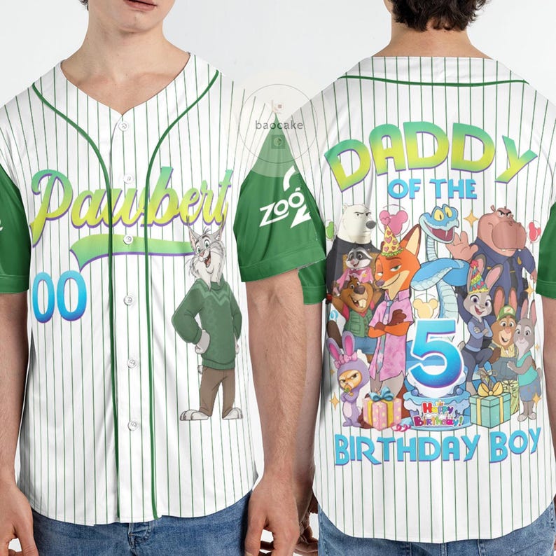 K&ouml;nnte beinhalten: Wei&szlig;es Baseball-Trikot mit gr&uuml;nen Nadelstreifen und &Auml;rmeln. Auf der Vorderseite steht der Name "Daubert" in Gr&uuml;n und Gelb, die Nummer "00" und eine Cartoonfigur. Auf der R&uuml;ckseite steht "Daddy of the 5 Birthday Boy" mit Cartoonfiguren.