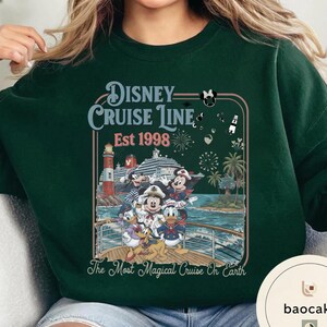 Puede incluir: Sudadera verde oscuro con un dise&ntilde;o de Disney Cruise Line. El dise&ntilde;o incluye a Mickey Mouse, Minnie Mouse, Donald Duck y Goofy en un crucero, con el texto "Disney Cruise Line Est 1998" y "The Most Magical Cruise On Earth."