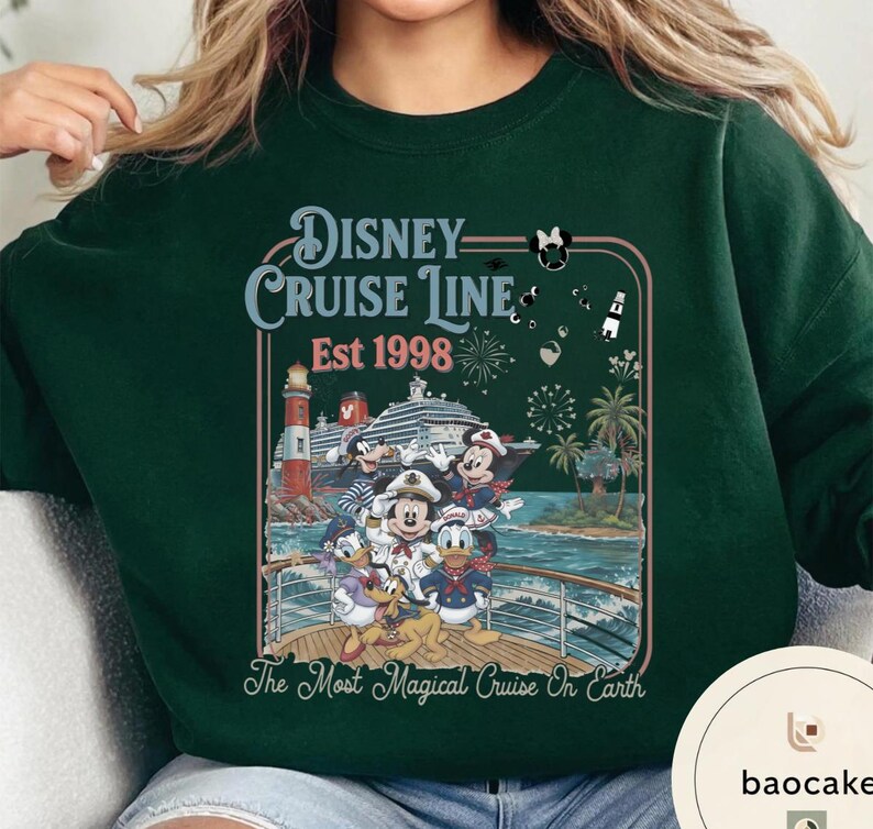 Puede incluir: Sudadera verde oscuro con un dise&ntilde;o de Disney Cruise Line. El dise&ntilde;o incluye a Mickey Mouse, Minnie Mouse, Donald Duck y Goofy en un crucero, con el texto "Disney Cruise Line Est 1998" y "The Most Magical Cruise On Earth."