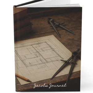 Op de afbeelding: Een hardcover journal met de tekst "Jacobs Journal" op de omslag. Het journaal is open op een pagina met een blauwdruk schets, een potlood en een passer. De achtergrond is een donker houten oppervlak.