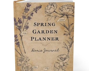 Può includere: Un diario con copertina rigida "Spring Garden Planner" dall'estetica vintage. La copertina presenta illustrazioni botaniche di lavanda e peonie in inchiostro nero su sfondo beige. Il testo "Spring Garden Planner" e "Doris Journal" sono anch'essi stampati.