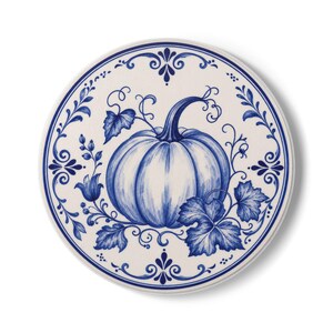 Könnte beinhalten: Ein runder Keramikuntersetzer mit weißem Hintergrund und einer zentralen blauen Illustration eines Kürbisses, umgeben von detaillierten blauen Blättern, Ranken und floralen Schnörkelmustern in einer kreisförmigen Bordüre.