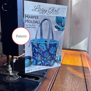 Può includere: Un modello di cucito per una borsa tote Harper Holdall con cerniera e tasca interna. La borsa nell'immagine ha un design floreale blu e misura 33 x 33 x 15 cm. Il modello è di Lazy Girl Designs.