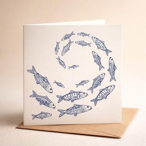 Blau-weiße Makrelen-Fisch-Karte - Küstenkeramik inspiriert