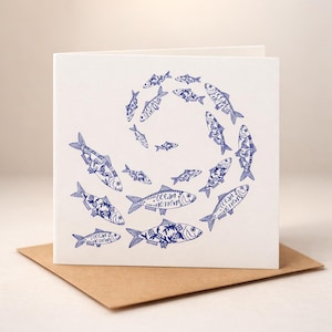 Tarjeta de caballa azul y blanca: tarjeta de felicitación costera inspirada en la cerámica marina