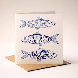 Tarjeta de caballa azul: arte costero inspirado en la cerámica marina, ilustración de la costa de Cumbria