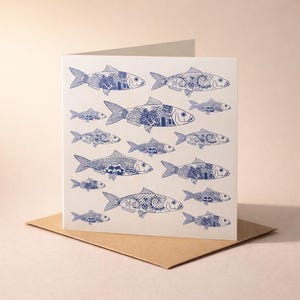 Tarjeta de felicitación con diseño de pez de sauce azul: cerámica inspirada en la costa.