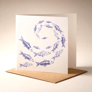 Tarjeta de felicitación de caballa azul y blanca – Arte costero inspirado en la cerámica marina