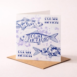 Tarjeta de caballa azul: arte costero inspirado en la cerámica marina, diseño de la costa de Cumbria