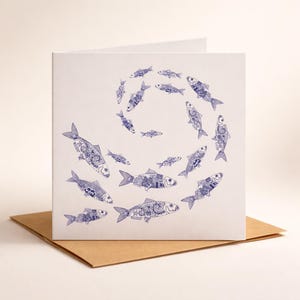 Tarjeta de pescado azul y blanco con remolinos: saludo costero con estampado de sauce, arte de cerámica marina