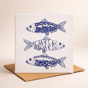 Tarjeta de caballa azul y blanca: arte costero inspirado en la cerámica marina