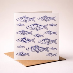 Tarjeta de caballa azul y blanca: ilustración inspirada en cerámica marina