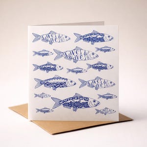 Tarjeta de felicitación de caballa azul y blanca – Arte costero inspirado en la cerámica marina