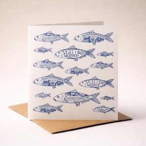 Blau-weißer Fischschwarm Karte - Von der Meereskeramik inspirierter Küstengruß