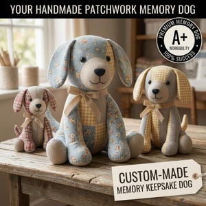 Pode incluir: Três cães de peluche patchwork feitos à mão com laços de tecido. O maior cão apresenta padrões florais azuis e xadrez amarelo. Os cães mais pequenos têm desenhos de xadrez vermelho e xadrez amarelo. Texto: YOUR HANDMADE PATCHWORK MEMORY DOG, A+ PREMIUM MEMORY DOG 100% SUCCESS, CUSTOM-MADE MEMORY KEEPSAKE DOG.