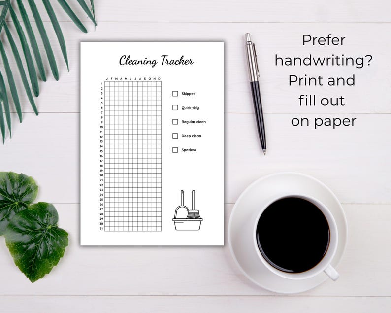 Peut inclure: Un imprim&eacute; blanc de suivi de nettoyage avec une grille pour le suivi des t&acirc;ches quotidiennes. Le texte "Cleaning Tracker" est en haut. L'image comprend &eacute;galement un stylo, une tasse de caf&eacute; et le texte "Prefer handwriting? Print and fill out on paper."